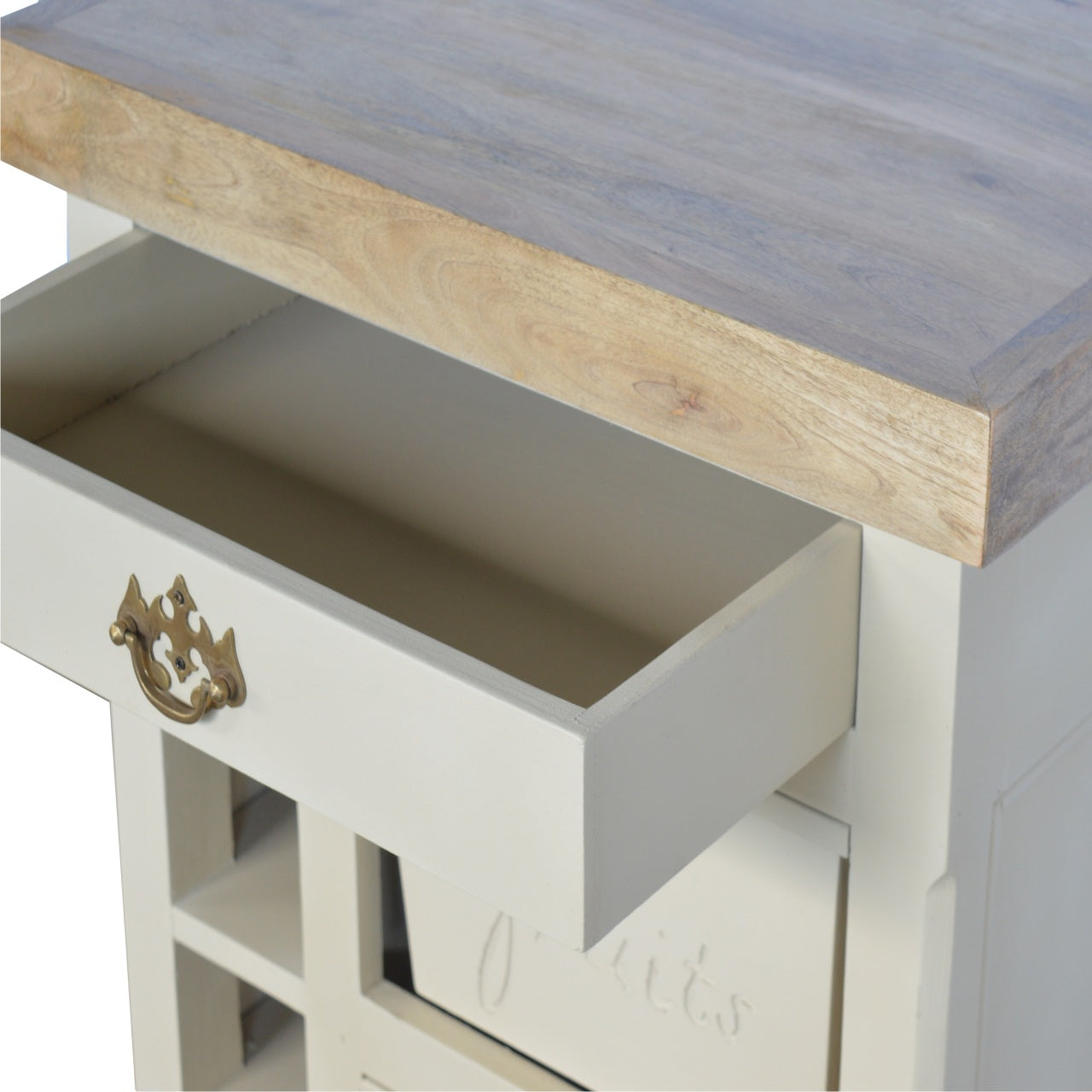 Gabinete de color crema estilo francés